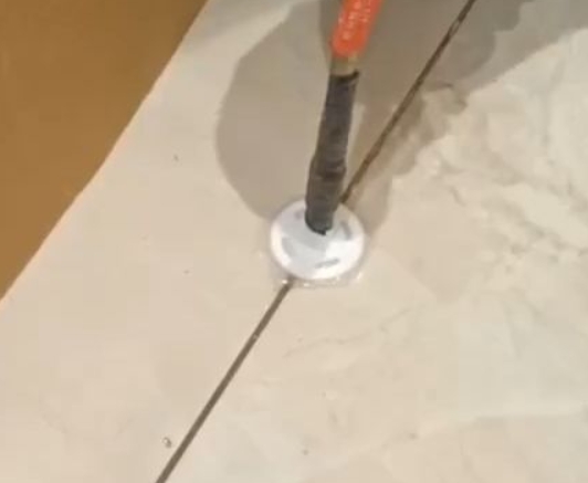 鹰潭瓷砖空鼓维修公司专业解答瓷砖在铺贴过程中，如果没有涂抹均匀到位的粘结材料（如水泥砂浆或瓷砖胶），可能会导致以下问题